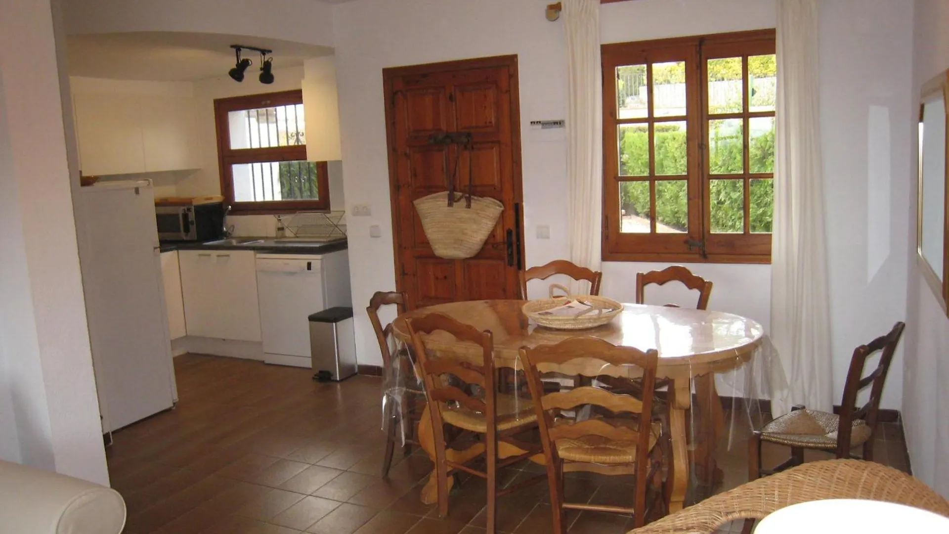 فيلا Casa Con Jardin, Piscina, Y Terrazas En Zona Tranquila Cerca De L'Estartit - Es-323-24 0*,  إسبانيا